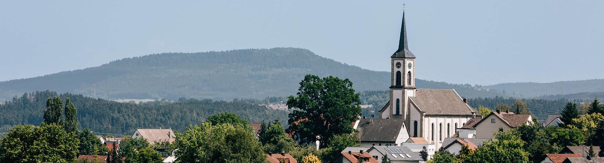 Katholische Kirche St. Cäcilia der Gemeinde von gewisser Entfernung aufgenommen. Katholische Kirche St. Cäcilia der Gemeinde von gewisser Entfernung aufgenommen.
