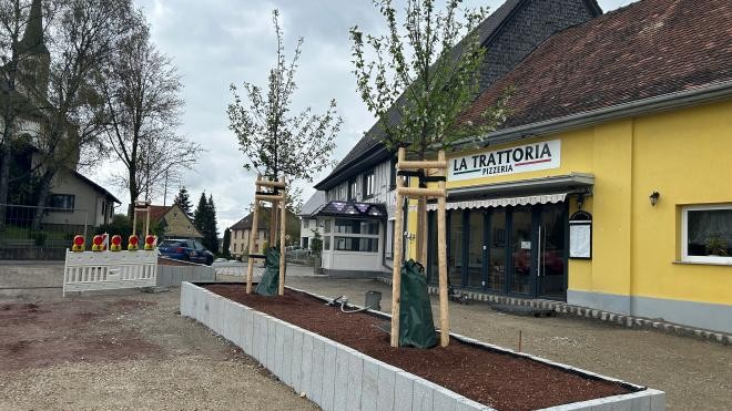 Die Baustelle am Dorfplatz, betoniertes Baumbeet vor der Gaststätte La Trattoria und Lillys Asia Restaurant