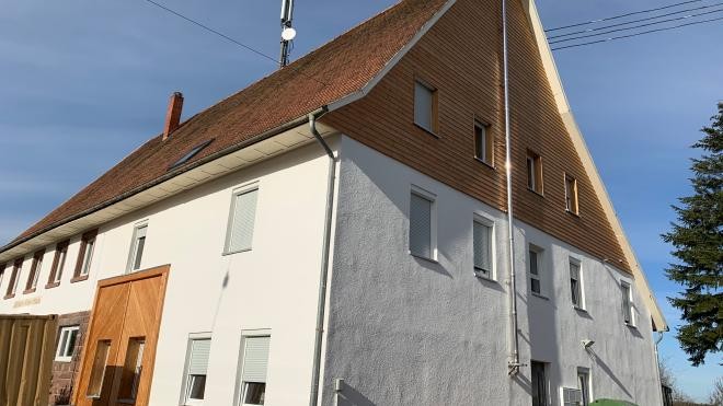 Wilhelm-Feder-Haus von außen. Weißer Hausanstrich und Holzverkleidung an der Fassade des Dachgeschosses. Wilhelm-Feder-Haus von außen. Weißer Hausanstrich und Holzverkleidung an der Fassade des Dachgeschosses.