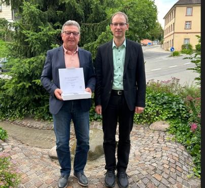 Links Gemeinderat Günther Haffa mit der Auszeichnung des Gemeindetags in der Hand. Neben ihm Bürgermeister Dorn.